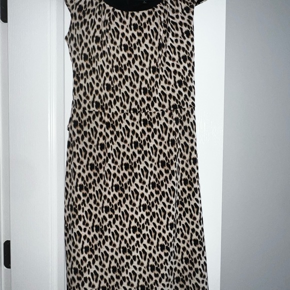 Tahari Dress Size 6 Sheath Animal Print Pleated Neck Stretch Cap Sleeve Career - Picture 2 of 4